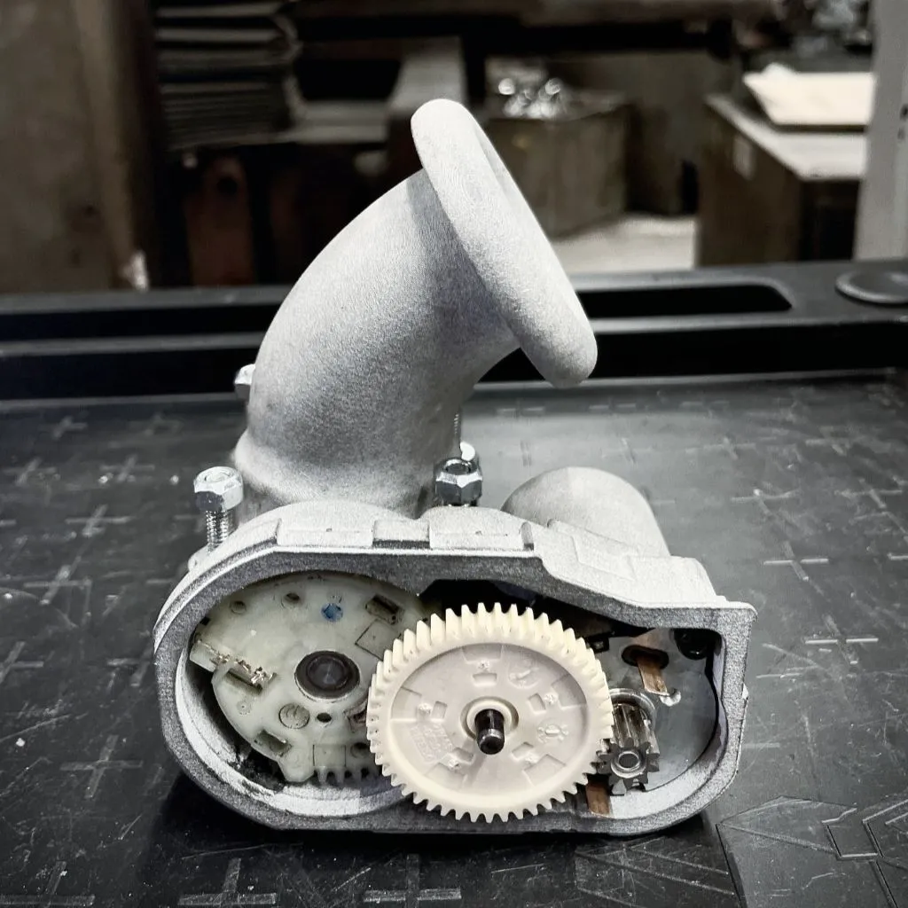 3D printed polymer throttle housing for a race car – a precision realization by Spes3D supporting the optimization of the intake system for high-performance motorsport.