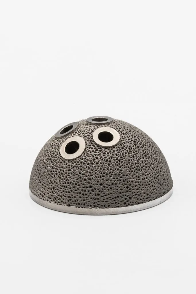 Porous medical component in titanium – realized with LPBF 3D printing technology.